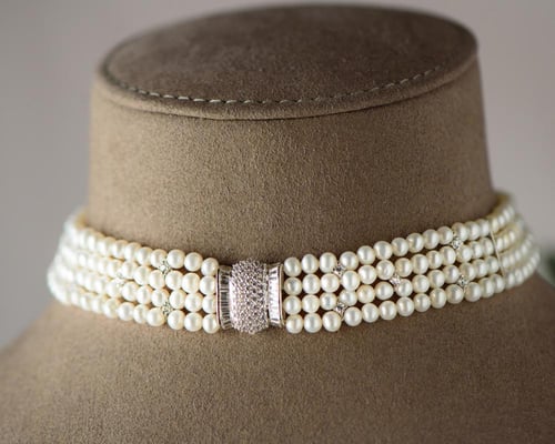 تشوكر وحلق ملكي من اللؤلؤ الطبيعي المستزرع في المي...