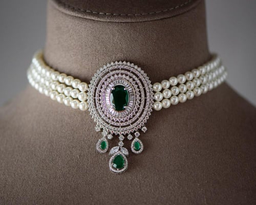 تشوكر فاخر ذهب أبيض عيار 18 مع الحلق والخاتم والسو...