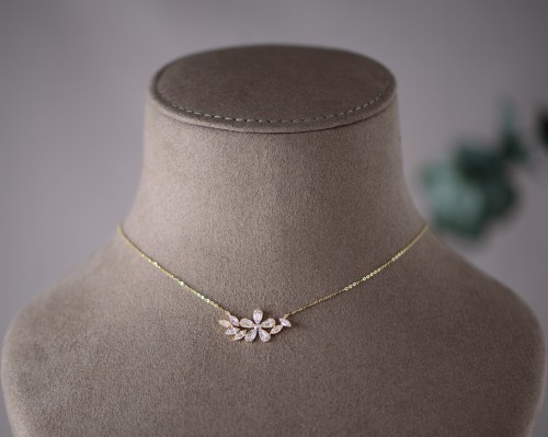 عقد ذهب عيار 18