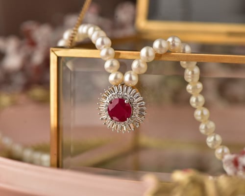 تعليقة ذهب عيار 18 مع عقد لولو