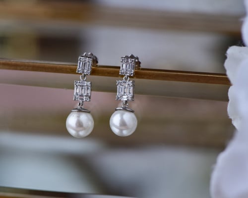 حلق ذهب أبيض عيار 18 باللؤلؤ