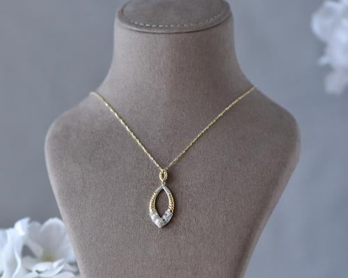 عقد ذهب عيار 18