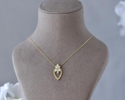 عقد ذهب عيار 18