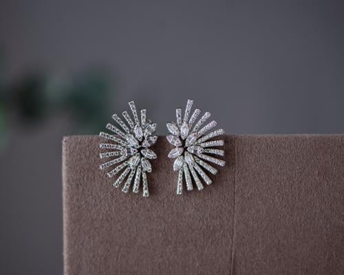 حلق ذهب أبيض عيار 18