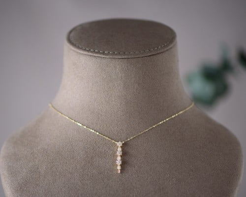 عقد ذهب عيار 18