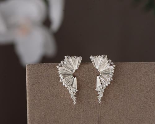 حلق ذهب أبيض عيار 18