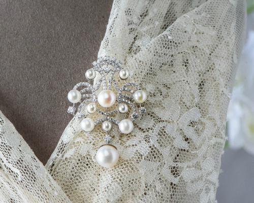 بروش كلاسيكي ملكي من الذهب الأبيض عيار 18 واللؤلؤ