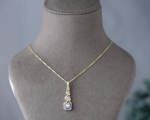 عقد ذهب عيار 18