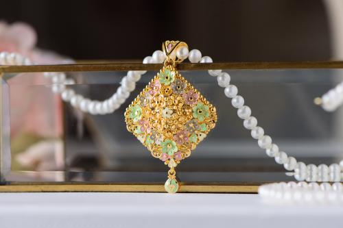 تعليقة ذهب هندي عيار 21 محلاة بالمينا الطبيعي مع ع...