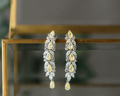 حلق ذهب أبيض عيار 18