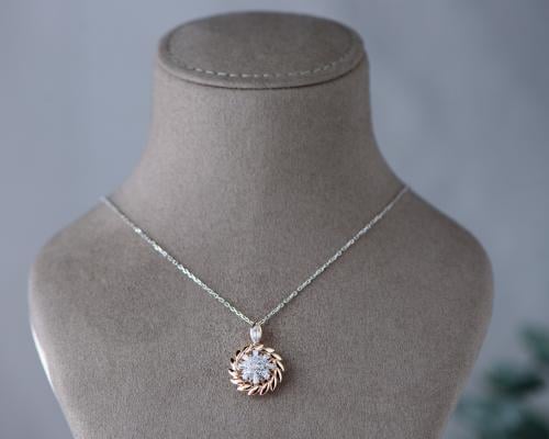 عقد ذهب عيار 18