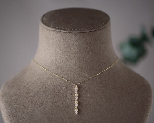 عقد ذهب عيار 18