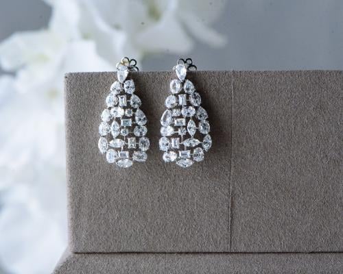 حلق ذهب أبيض عيار 18