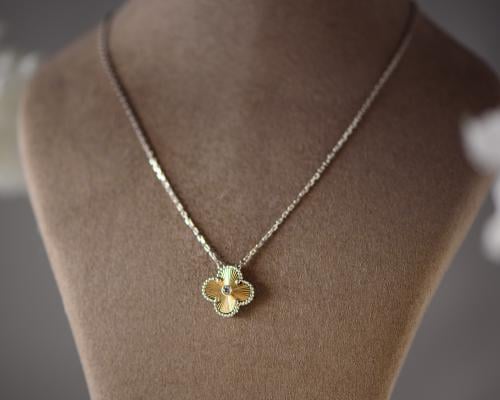 عقد ذهب عيار 18