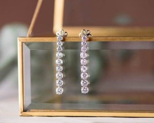 حلق تنس ذهب أبيض عيار 18 بتصميم الألماس