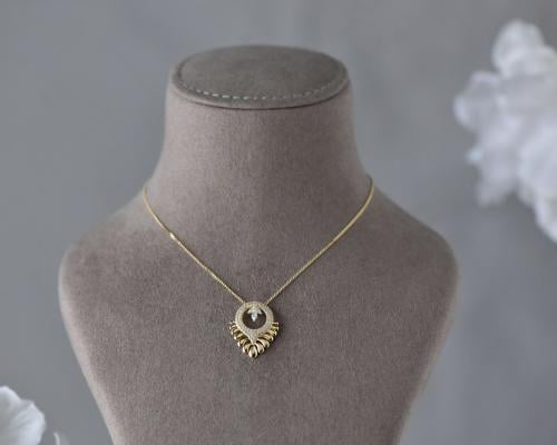 عقد ذهب عيار 18