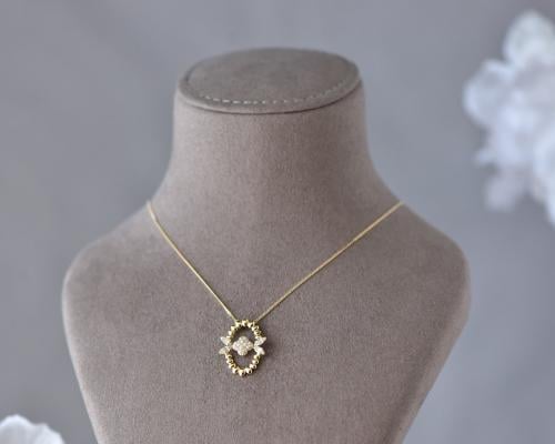 عقد ذهب عيار 18