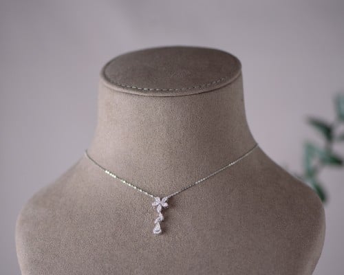 عقد ذهب أبيض عيار 18