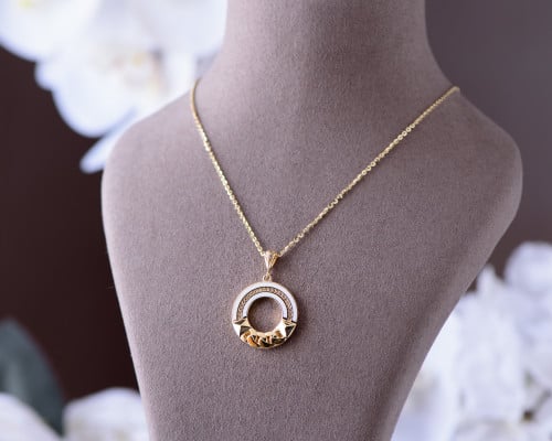 عقد ذهب عيار 18