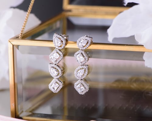 حلق ذهب أبيض عيار 18 بتصميم الألماس