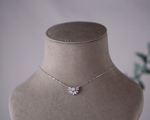 عقد ذهب أبيض عيار 18