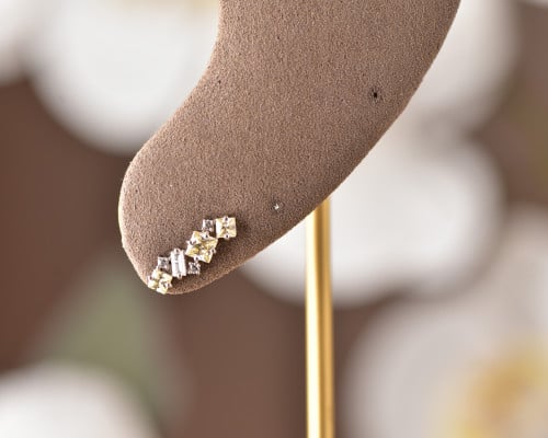 حلق ذهب أبيض عيار 18 موديل ألماس