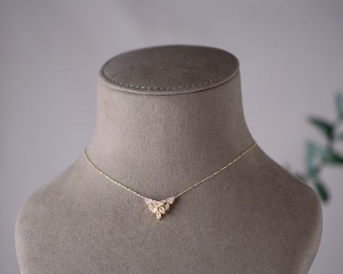 عقد ذهب عيار 18