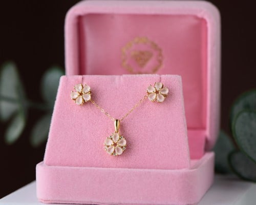 طقم أطفال ذهب عيار 18 (حلق وعقد)