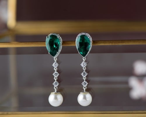 حلق ذهب أبيض عيار 18