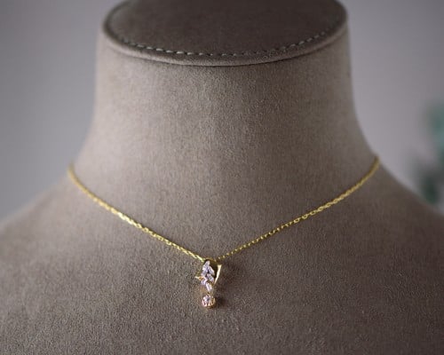 عقد ذهب عيار 18