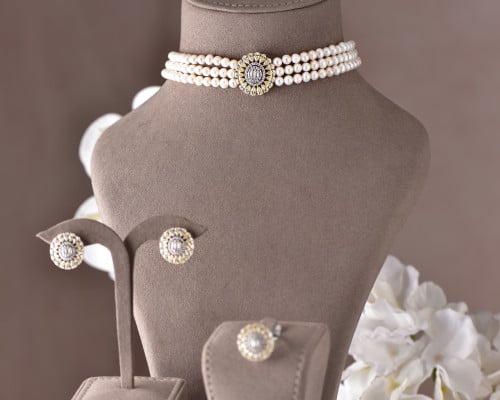 تشوكر ملكي من الذهب الأبيض مع حلق وخاتم