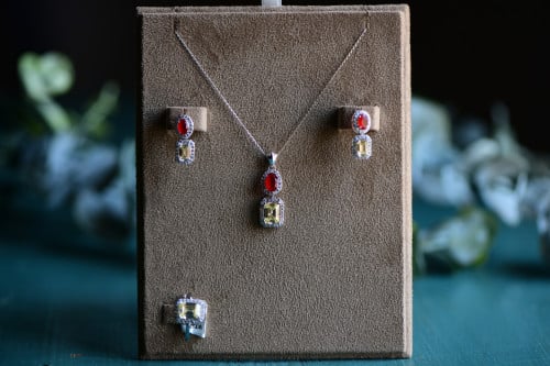 نصف طقم فانسي مع روبي صناعي