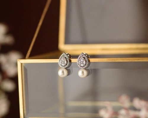 حلق ذهب أبيض عيار 18 مع اللؤلؤ