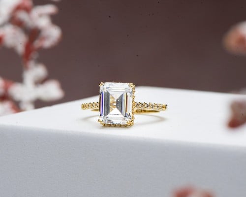 خاتم ذهب محلًى بحجر أميرالد من سواروفسكي