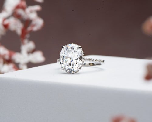 خاتم ذهب أبيض محلًى بحجر أوڤال من سواروفسكي