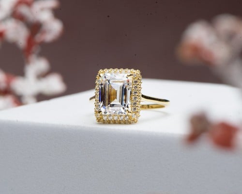 خاتم ذهب محلًى بحجر أميرالد من سواروفسكي