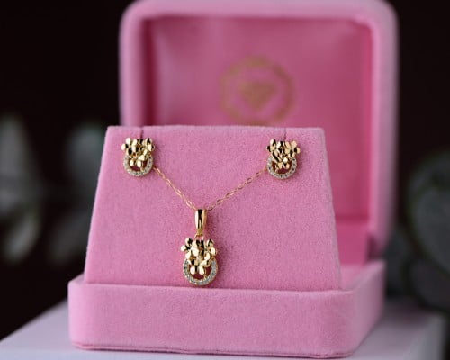 طقم أطفال ذهب عيار 18 (حلق وعقد)