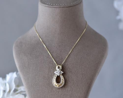 عقد ذهب عيار 18