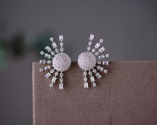 حلق ذهب أبيض عيار 18