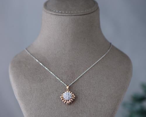 عقد ذهب عيار 18