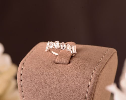 خاتم ذهب أبيض عيار 18 بأحجار فاخرة