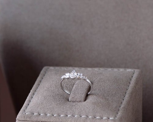 طقم ذهب أبيض عيار 18 بتصميم الألماس