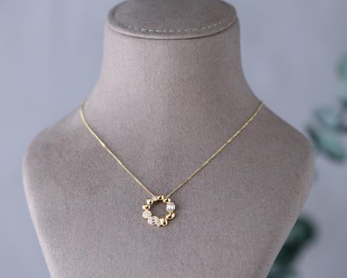 عقد ذهب عيار 18