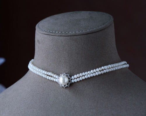 تعليقة ذهب أبيض عيار 18 مع تشوكر لولو