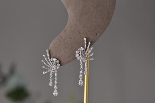 حلق ذهب أبيض عيار 18