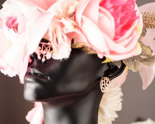 حلق ذهب باقيت ملتف على شحمة الأذن