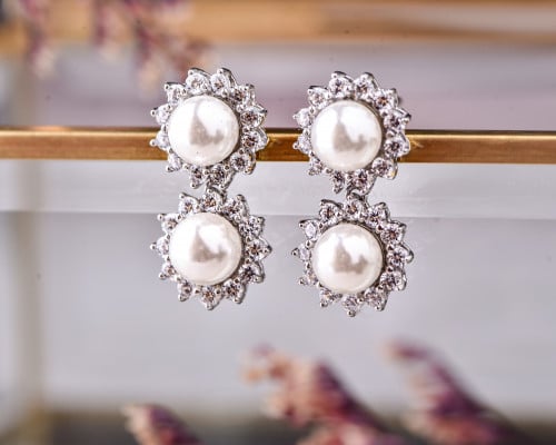 حلق من الذهب الصافي عيار 18 مرصّع باللؤلؤ الزراعي...