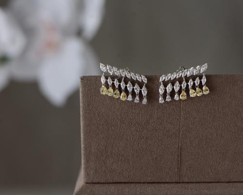 حلق ذهب أبيض عيار 18