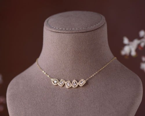 عقد ذهب عيار 18