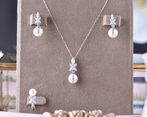 نصف طقم ذهب أبيض عيار 18 محلًى باللؤلؤ